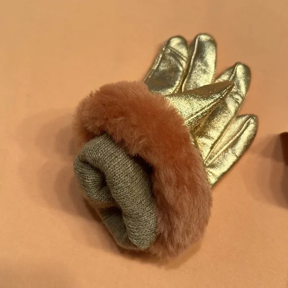 NWT UGG gloves Size large but fit more like Medium - Picture 5 of 8
